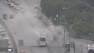 Üsküdarda yanan midibüs köprü trafiğini durdurdu