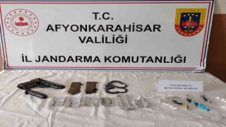 Uyuşturucu baskınında tabanca ve kelepçe ele geçirildi