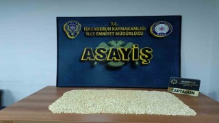 Uyuşturucu dolu çantayı bir araçtan diğerine teslim ederken suçüstü yakalandılar
