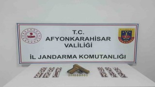 Uyuşturucu hapları satamadan jandarmaya yakalandılar