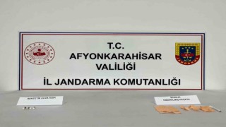 Uyuşturucu kullanırken jandarmaya yakalandılar