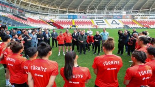 Vali Aydoğdudan milli takıma ziyaret