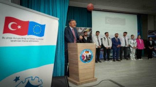 Vali Çelik Geleceğin Teknoloji Yıldızları Yetişiyor tiyatro gösterisine katıldı