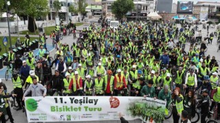 Vali Dağlı, çekilişte kazandığı bisikleti şehit çocuğuna hediye etti