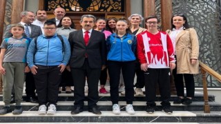 Vali Ekici başarılı sporcuları ağırladı