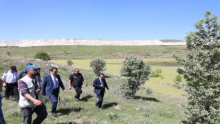 Vali Işın, su baskını nedeniyle kapanan Seyitömer yolunda incelemelerde bulundu