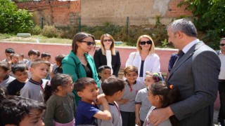 Vali, öğrencilere okul sevgisi aşıladı