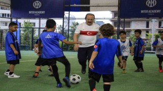 Vali Pehlivan, çocuklarla futbol oynadı