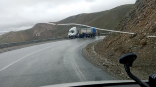 Vanda 2 tır kafa kafaya çarpıştı: 2 yaralı