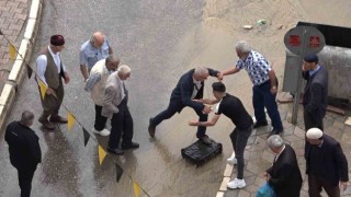 Vatandaşlardan dereye dönen yola ‘kasalı çözüm