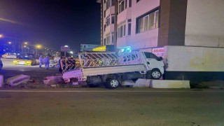 Virajı alamayan kamyonet dükkanlara daldı