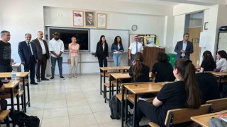 Yabancı öğretim görevlilerinden liseli öğrencilere İngilizce dersi