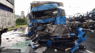 Yabancı uyruklu kadının kullandığı tır, kamyona arkadan çarptı: 2 yaralı