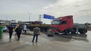 Yağmur sonrası kayganlaşan yolda makaslayan tır otomobile çarptı: 1 yaralı