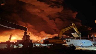 Yangın fabrikayı sardı, söndürme çalışmaları sürüyor