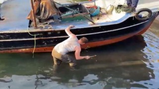 Yasa dışı avcılık yapan şahıs suçüstü yakalanınca teknesine çekiçle zarar verdi