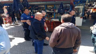 Yaşlı adam yürürken çarptığı ailedeki erkek tarafından darp edildi