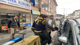 Yaşlı adamı dolandıran şüpheliyi polis kıskıvrak yakaladı
