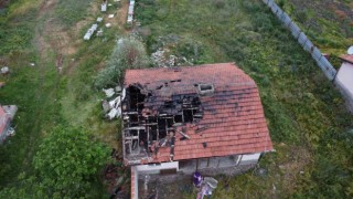 Yaşlı kadının evi yangında küle döndü: Kundaklandığını iddia etti