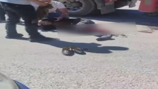 Yaşlı kadının tır altında kaldığı kaza anı kamerada