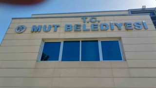 Yeni Başkan, Mut Belediyesinin borcunu astırdığı afişle duyurdu