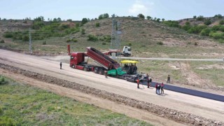 Yeni iş makineleri Pınarbaşında yol çalışması yaptı