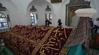 Yıldırım Bayezid Türbesinin yenilenen puşide örtüsü yerine serildi