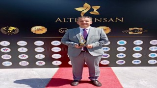 Yılın akademik altın kalem ödülünün sahibi oldu