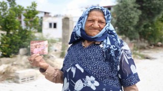 Yok olan memleketini terk etmeyen kadın, herkesin hayali olan o ülkeyi elinin tersiyle itiyor
