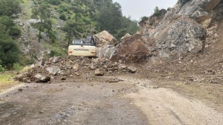 Yola Düşen Kayalar, Trafiği Kapattı