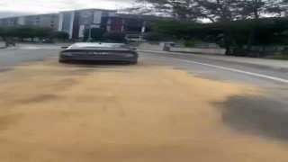 Yola yağ döküldü, motosiklet sürücüsü araçları uyardı