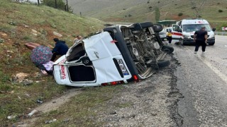 Yolcu minibüsü devrildi: 12 yaralı