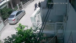 Yolda yürüyen kadın kapkaça uğradı o anlar kameralara yansıdı