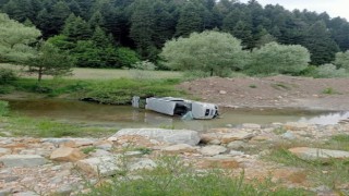 Yoldan çıkan kamyonet çaya uçtu: 1 yaralı