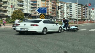 Yolu karıştıran sürücü motosiklete çarptı