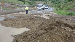 Yozgatta şiddetli yağış toprak kaymasına neden oldu, trafikte aksamalar yaşandı
