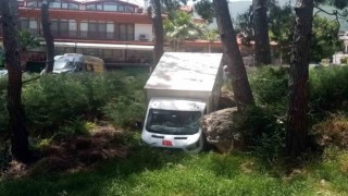 Yük indirmek için duran kamyonet ormanlık alana kaydı