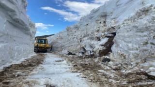 Yüksekovada 5 metre yüksekliğindeki kar tünelleri şaşırttı