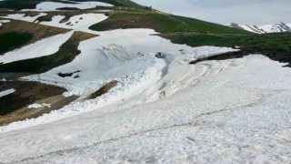 Yüksekovada mayıs ayında karla mücadele çalışması devam ediyor