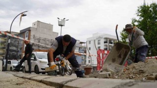 Yunusemre bozulan kaldırımları onarıyor