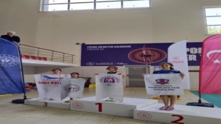 Yüzme yarışında derece elde etti