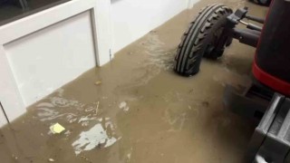 Zilede ev ve iş yerleri sular altında kaldı: Vatandaşlar kendi çabalarıyla suyu tahliye etmeye çalıştı