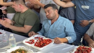 10 dakikada 2 kilo 452 gram kiraz yiyerek altın kazandı