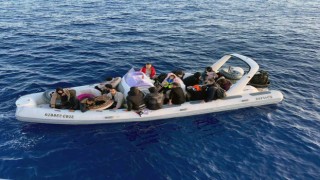 12 düzensiz göçmen kurtarıldı, 2 göçmen kaçakçısı yakalandı