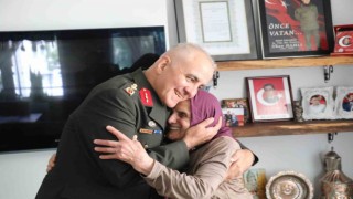 15 Temmuz kahramanı Gazi Tümgeneral, şehit annesini mezarlığa götürdü