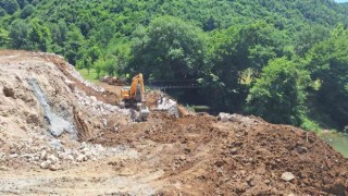 2 mahalleyi bağlayacak köprünün yapımı devam ediyor