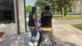 25 yıl hapis cezasıyla aranan suç makinesi, Cumhuriyet Caddesinde güzellik merkezi broşürü dağıtırken yakalandı