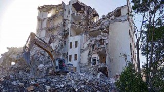 40 yıllık belediye binasının yıkımı devam ediyor