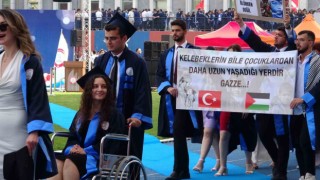 43 yaşında üniversiteyi birincilikle bitirip, ismini mezuniyet kütüğüne çaktı