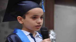 4üncü sınıf öğrencilerin mezuniyet töreninde veliler gözyaşlarını tutamadı